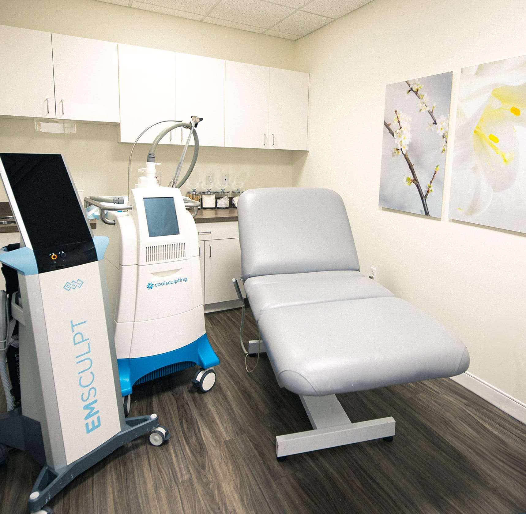 Procedure room with CoolSculpting machine
